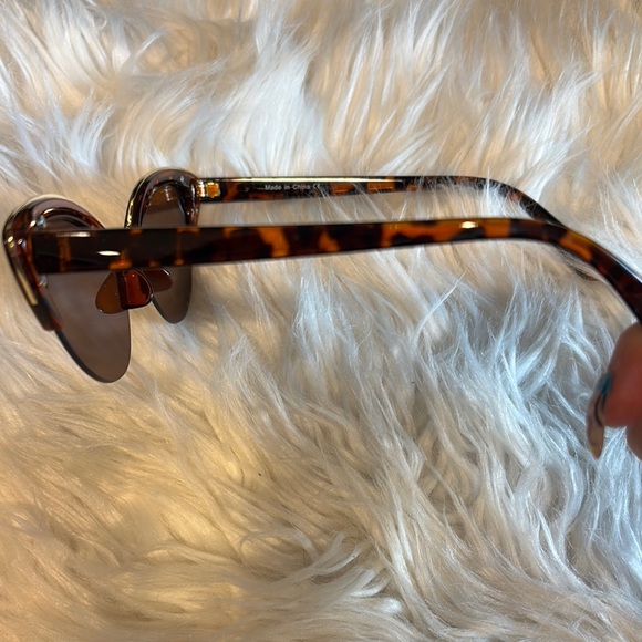 Tortoise Shell Cat-Eye Sunglasses - Picture 6 of 6